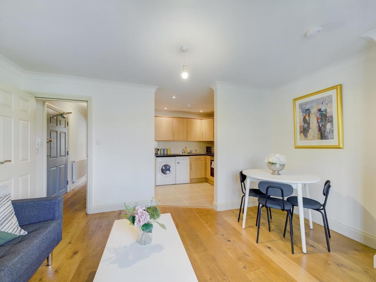 Duplex Redhill Town Centre Apt By Livingo Stays Экстерьер фото