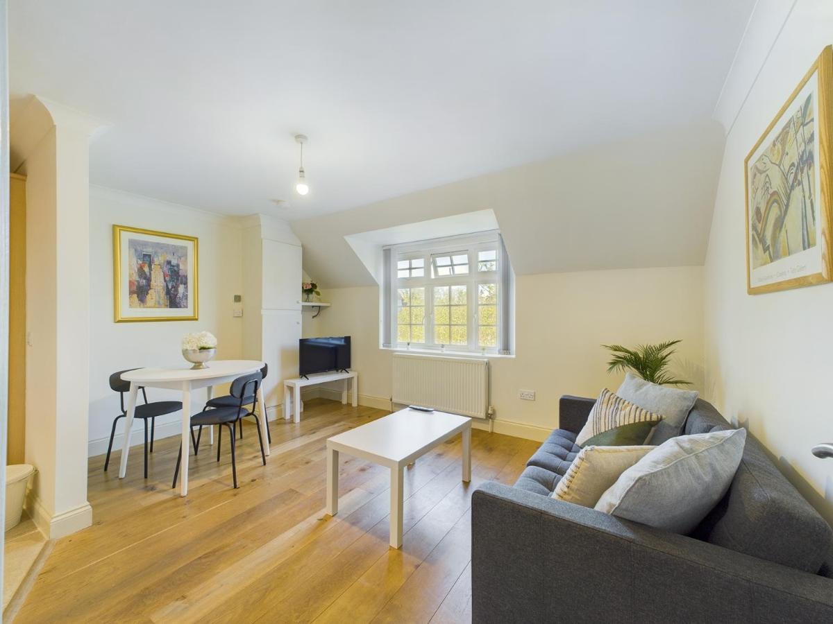 Duplex Redhill Town Centre Apt By Livingo Stays Экстерьер фото